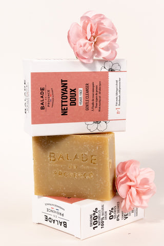 Nettoyant Visage solide avec emballage et fleurs