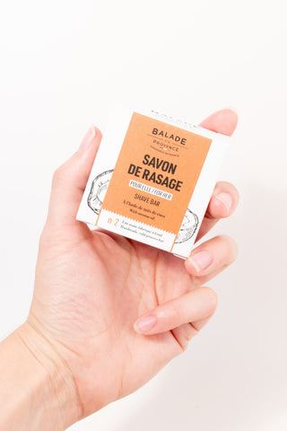 Savon de Rasage Femme tenu à la main