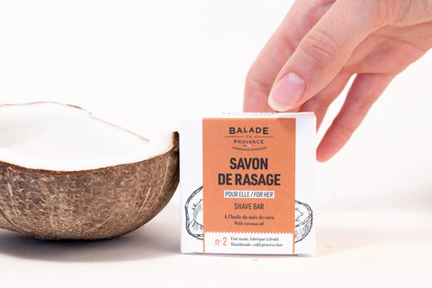 Savon de Rasage Femme présenté avec une noix de coco