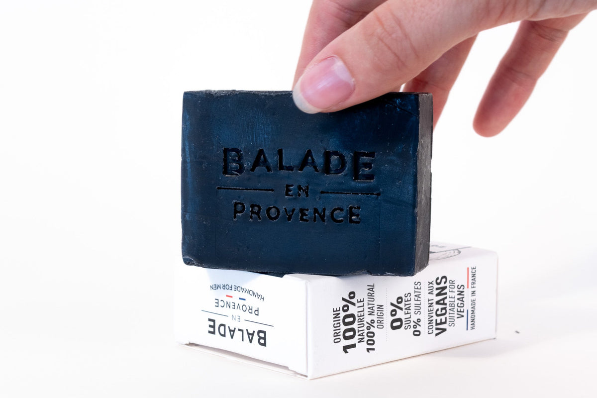 Savon All-in-One pour hommes présenté à la main